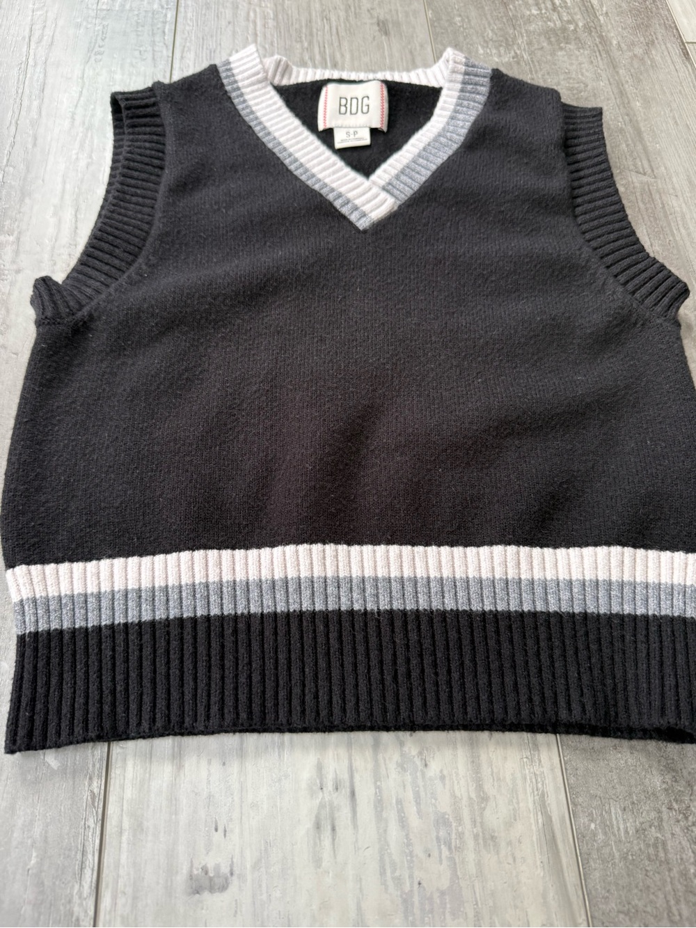 BDG Urban Outfitters Black V-Neck Sweater Vest Small Preppy Tennis Academia - Picture 5 of 5